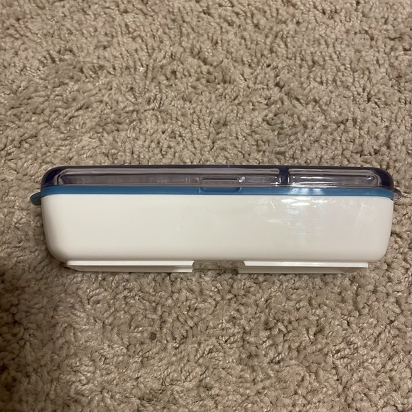 Joie blue and white divided snack container - Picture 3 of 6